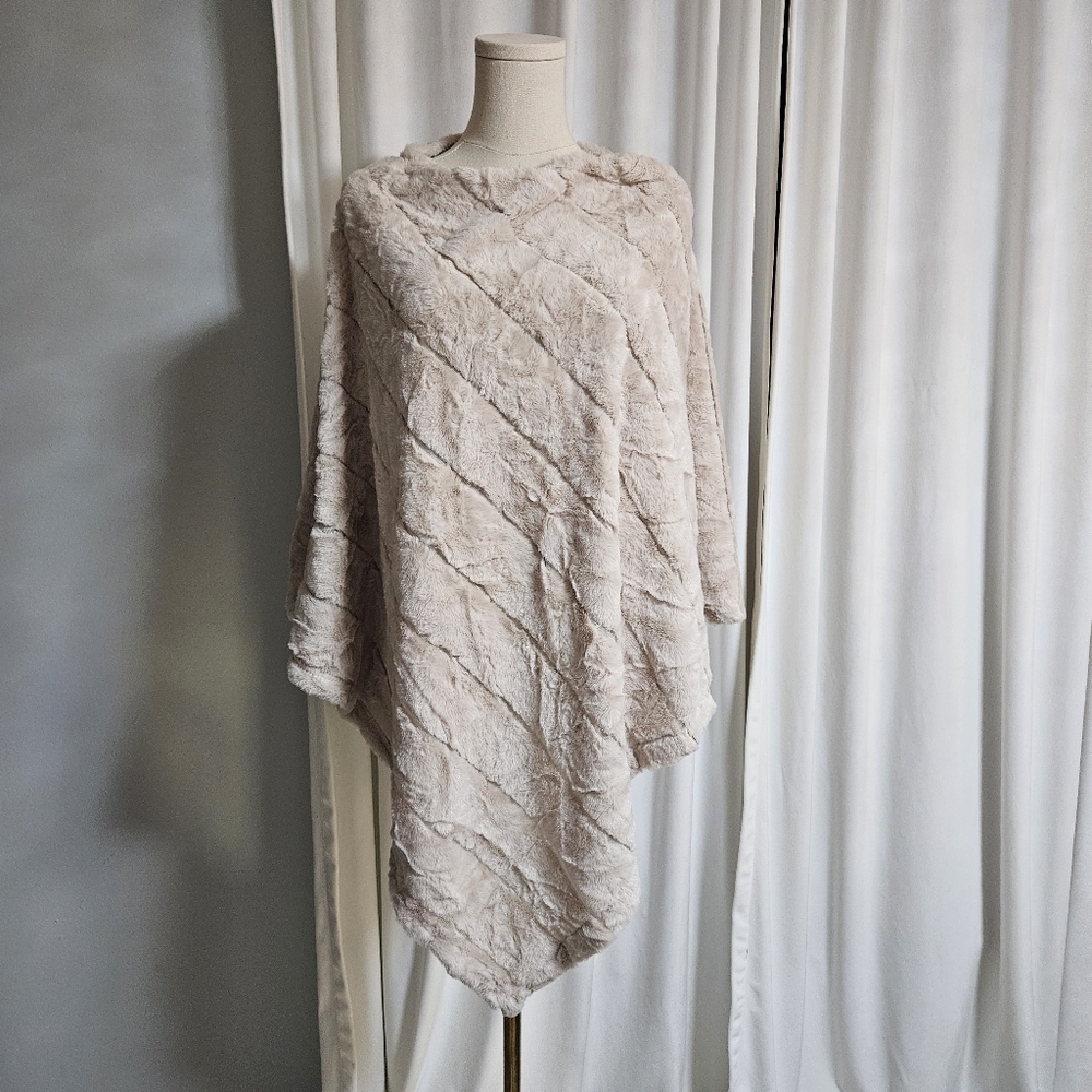 Fadivo New York Plush Faux-Fur Poncho in Light Beige